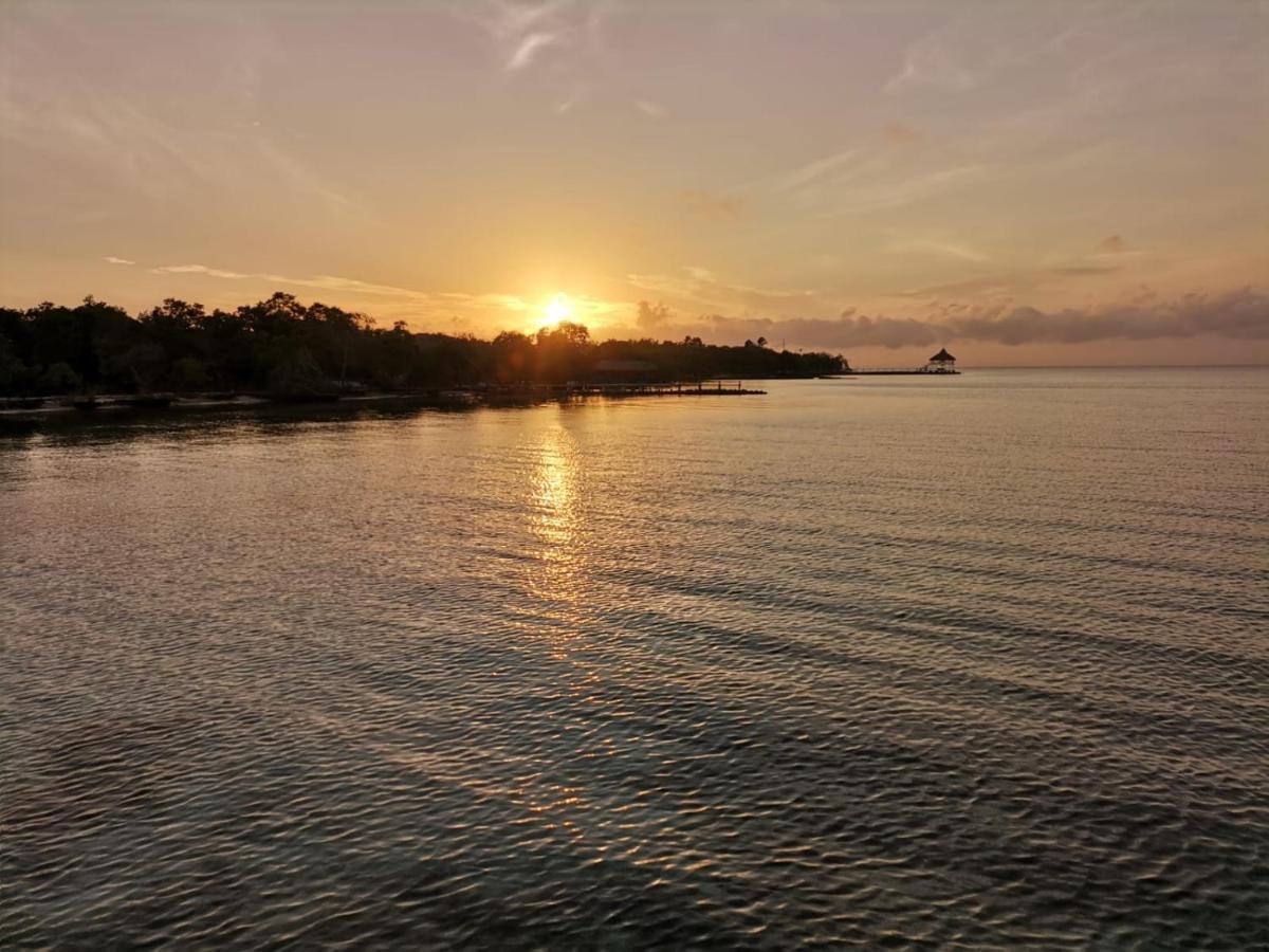 Hostel Villa Luz Beach Tintipan Island エクステリア 写真