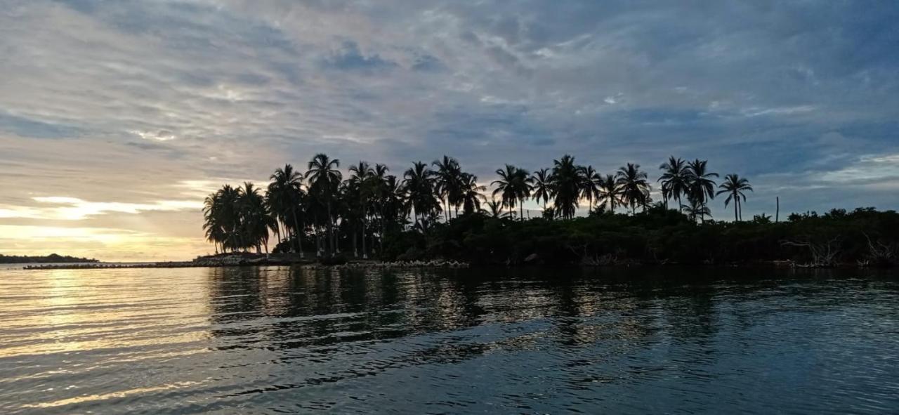 Hostel Villa Luz Beach Tintipan Island エクステリア 写真