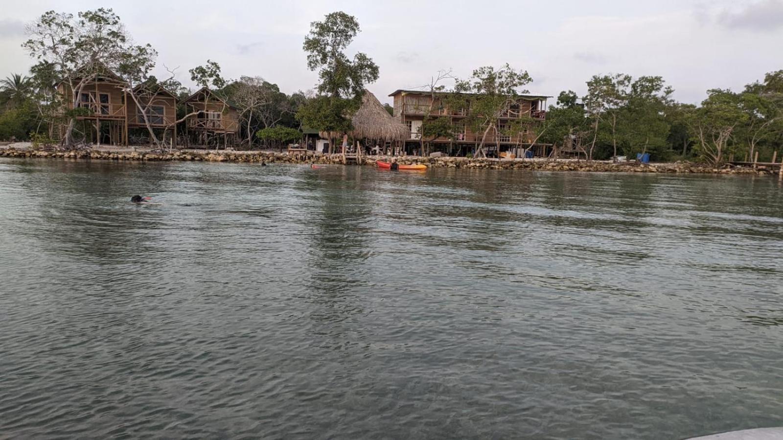 Hostel Villa Luz Beach Tintipan Island エクステリア 写真